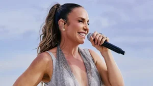 Ivete Sangalo reúne amigos em roda de samba animada em casa na Bahia