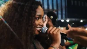 Iza se joga em ensaio de rua da Imperatriz Leopoldinense para o Carnaval 2026