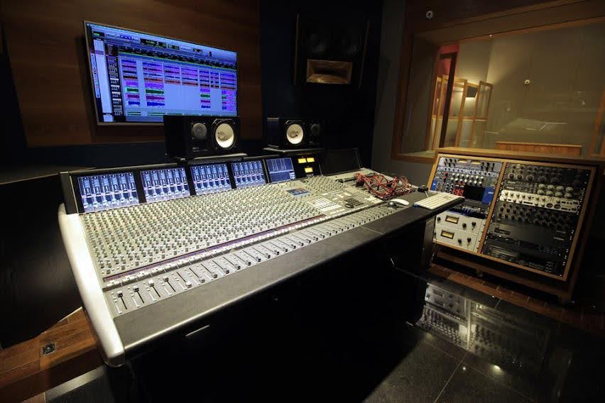 Chelzin Emperor Detalha Discografia "Sit Down Nice in Beat" em Sua Mansão de R$ 10 Milhões 11 unnamed 2025 11 06T101015.956