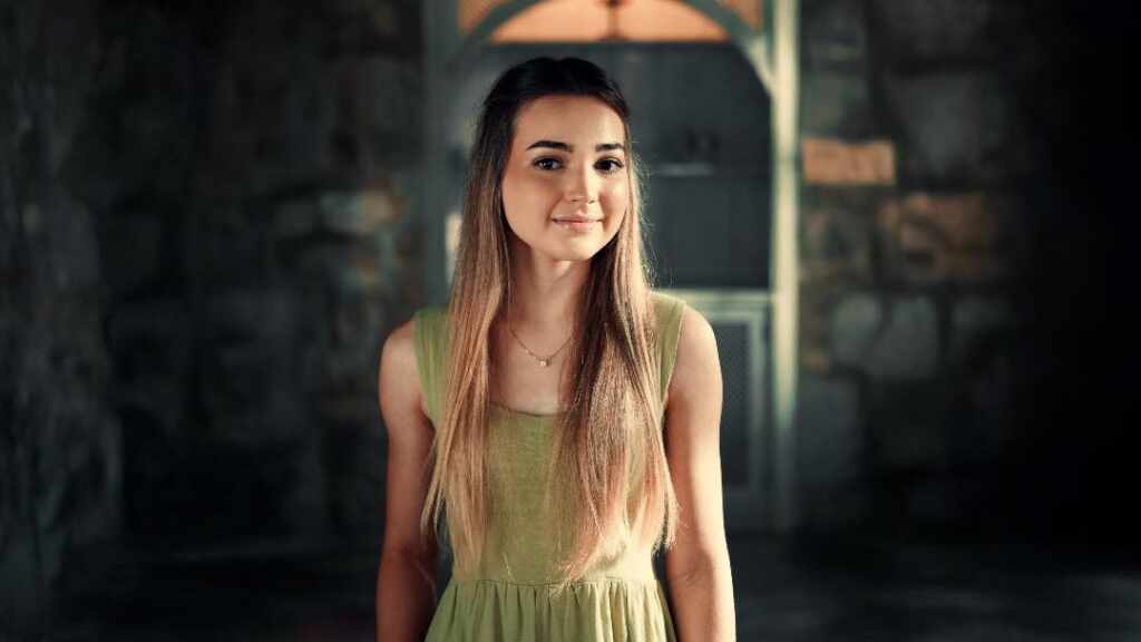 Com faixa autoral, Esther Durán avança em nova fase da carreira 04 Esther Duran Filho Meu Creditos Pedro Gama 16x9 1