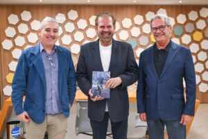 Jornalista e escritor Rodrigo Viana e recebido pelo Presidente da Federação Paulista de Futebol