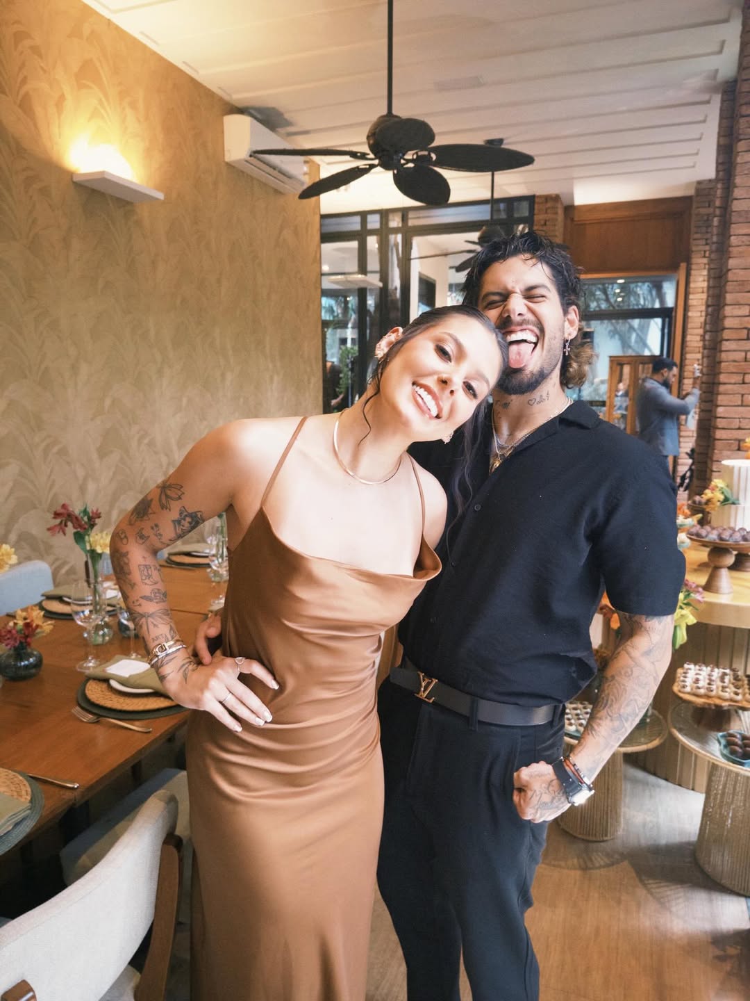 1765661236 527 Ana Castela e Ze Felipe esbanjam romantismo ao prestigiar casamento 1