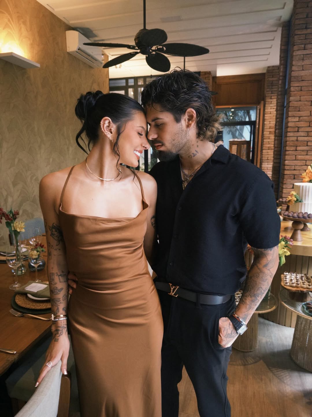 1765661236 915 Ana Castela e Ze Felipe esbanjam romantismo ao prestigiar casamento 1