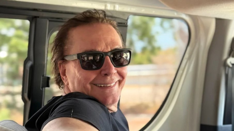 Fábio Jr. é visto passeando de roupão à noite em Alphaville Fábio Jr.