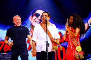 No último show da turnê de 40 anos, Zeca Pagodinho é empossado por camarote como presidente da “República do Pagodinho”