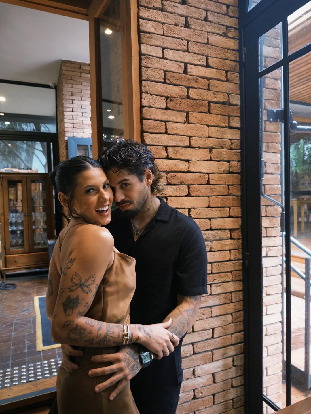 Ana Castela e Ze Felipe esbanjam romantismo ao prestigiar casamento 1