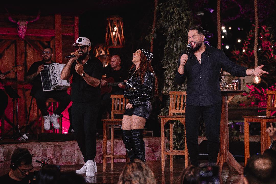 Diego & Arnaldo apresentam nova etapa com a inédita "Cadeira Amarela" ao lado de Mari Fernandez 5 BRT0548