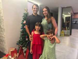 Dra. Carolina Meireles celebra Natal ao lado da família e amigos em noite de acolhimento