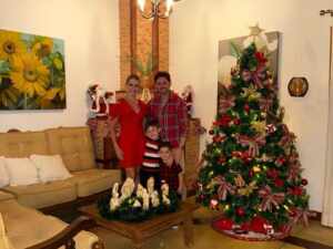 Dr. Mateus Tomaz vive Natal de tranquilidade e conexão em família, no interior de São Paulo