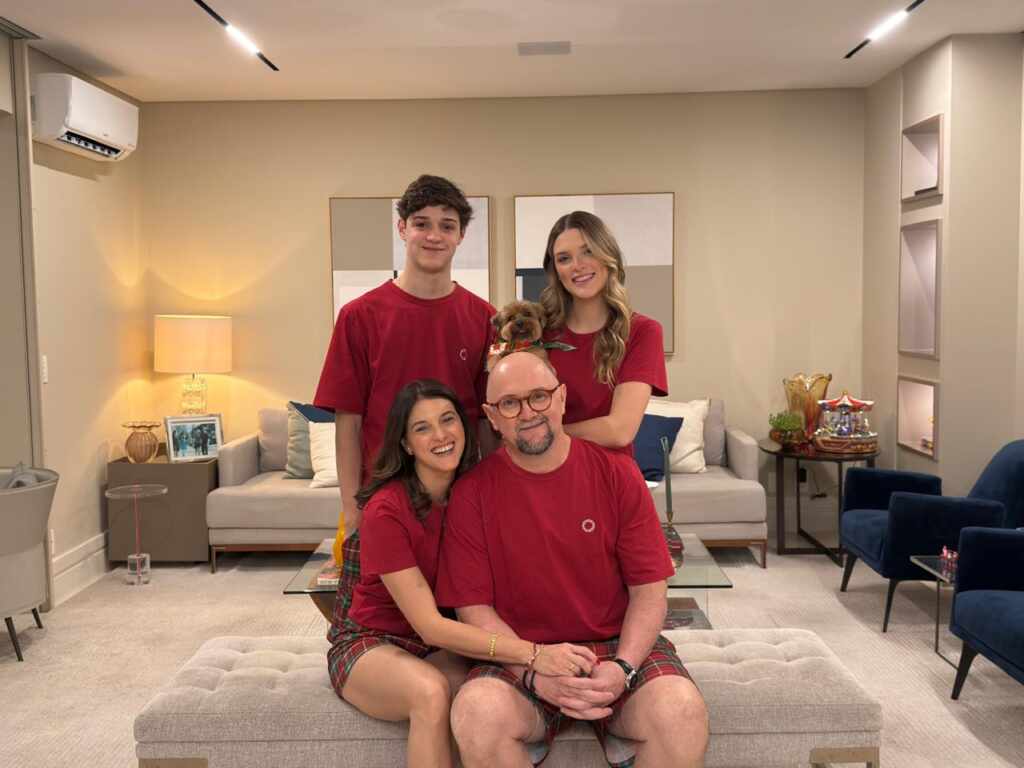 Dr. Jimi Scarparo comemora o Natal ao lado da família em São Paulo Capa 4