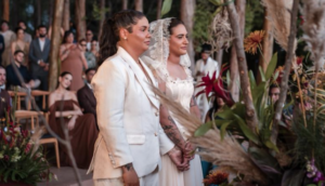 Gabô Pantaleão e Carolina Nobre se casam em Alagoas, com Álvaro e Carlinhos Maia entre os padrinhos