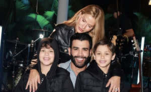 Gusttavo Lima encanta ao parar na estrada para tomar caldo de cana com os filhos