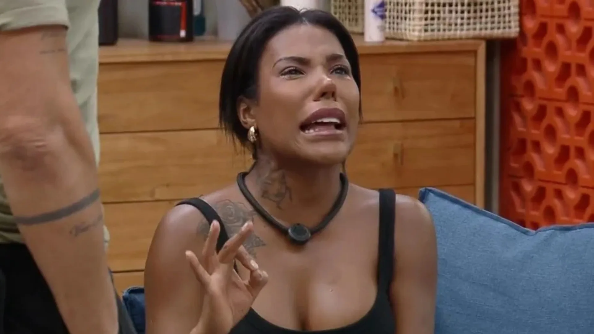 Carol dá ‘gravata’ em Duda e é expulsa do reality