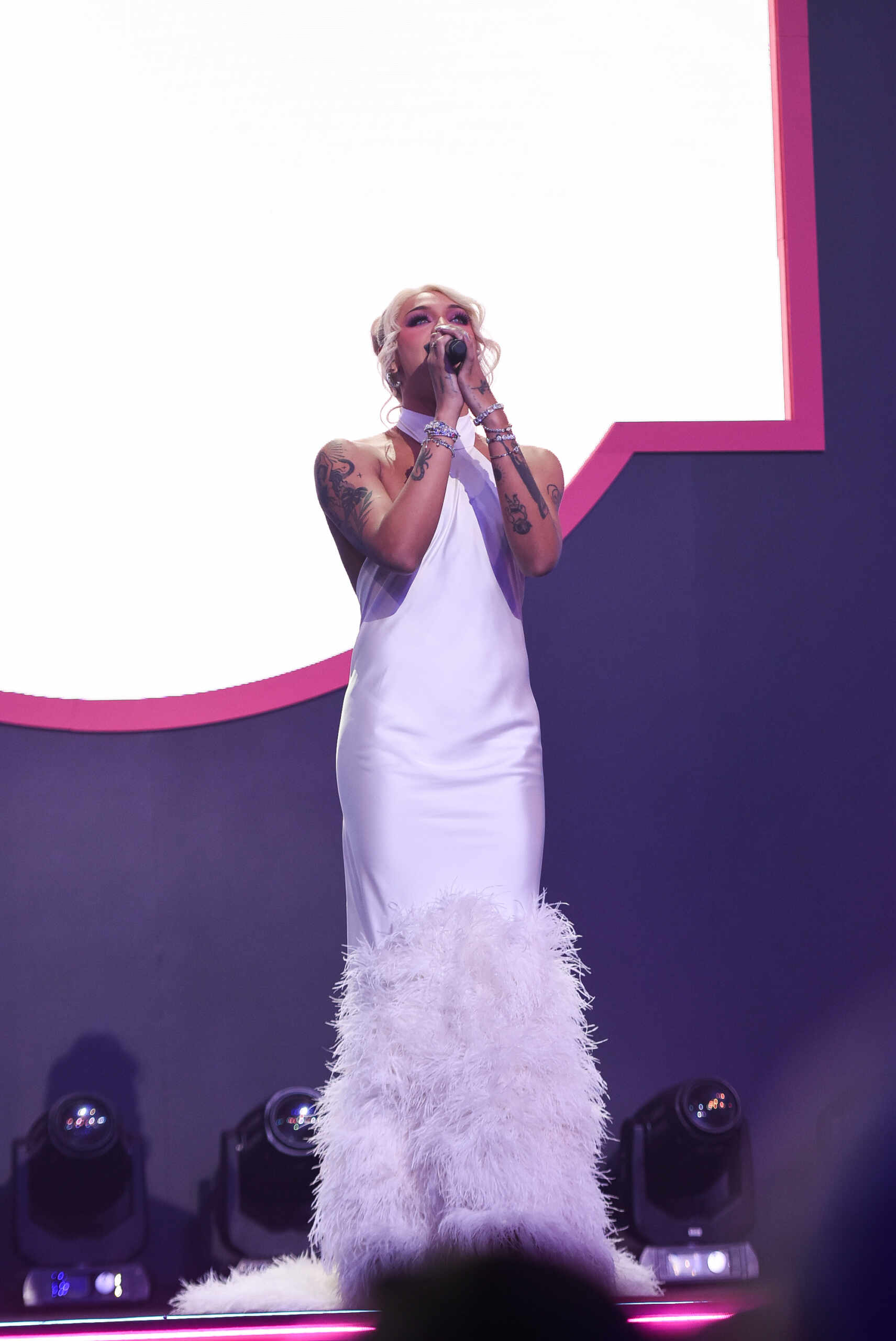 Pabllo Vittar se emociona ao homenagear Preta Gil no TikTok Awards - Foto: Brazil News