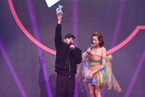 Lucas Rangel vence no Tik Tok Awards e dedica prêmio a filha