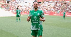 Diogo Nogueira reaparece em público após término com Paolla Oliveira no Maracanã