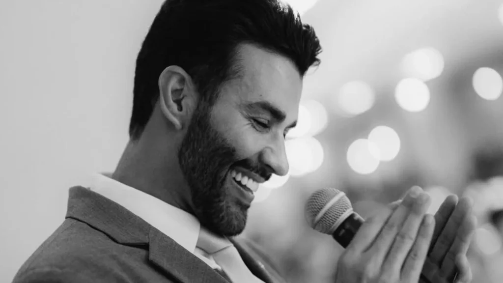 Gusttavo Lima marca presença em casamento como padrinho