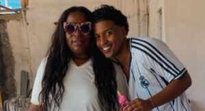 Paula Aprouch e Renzo Aprouch transformam o Natal de crianças da comunidade da Chacrinha