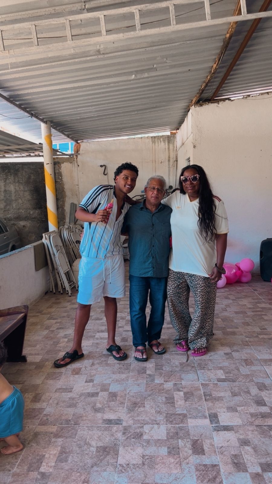 Paula Aprouch e Renzo Aprouch transformam o Natal de crianças da comunidade da Chacrinha 19 IMG 20251229 WA0103