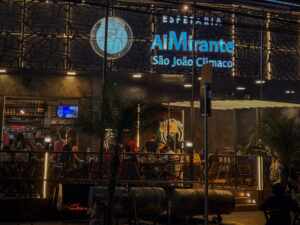 Espetaria Almirante Clímaco realiza último costelão ao fogo de chão do ano com casa lotada