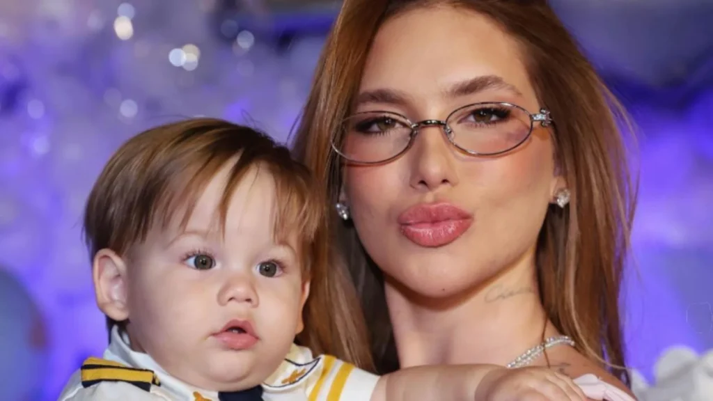 Filho de Virginia Fonseca chama a avó de ‘mamãe’ e internet reage José Leonardo beija celular enquanto fala com a avó e Virginia exibe momento