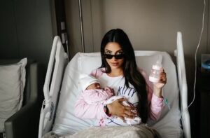 Key Alves posa com a filha e brinca: “Modo mamãe ativado” após nascimento da bebê