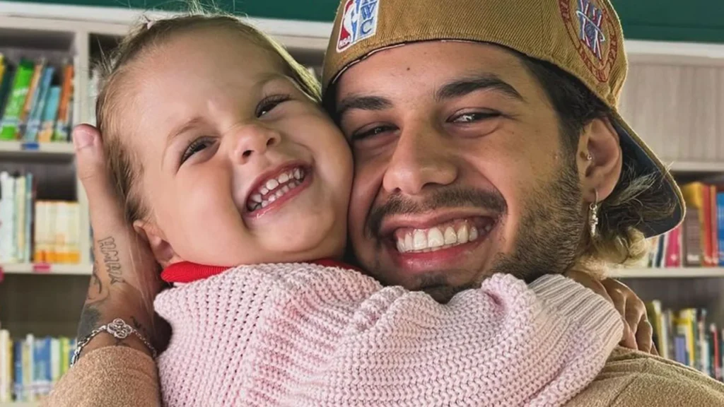 Zé Felipe se derrete ao ser maquiado por Maria Flor em momento fofo nas redes sociais Maria Flor encanta internautas ao preparar make em Zé Felipe