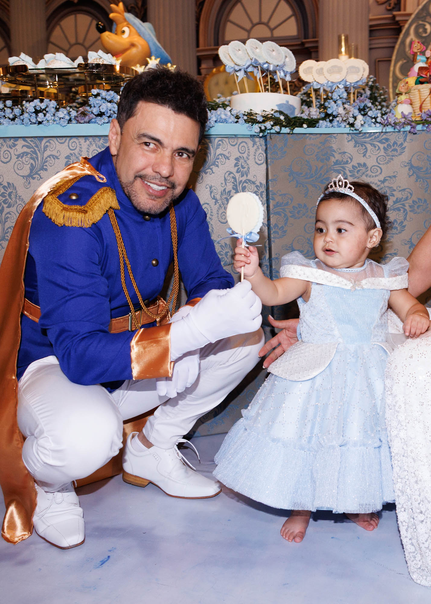 Zezé Di Camargo, Clara Camargo e Graciele Lacerda na festa de aniversário - Foto: Brazil News