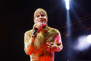 Ney Matogrosso faz último show da turnê “Ginga pra dar e vender” em São Paulo