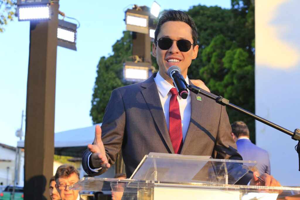 A voz que domina o palco: Urano Lopes transforma cerimoniais em espetáculos PHOTO 2025 12 13 17 23 20