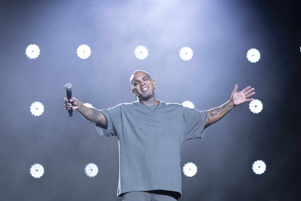 Rodriguinho lança álbum completo do projeto “Rodriguinho Acústico” com a regravação de “Tempos Modernos” Rodriguinho Bianca Tatamiya 026 1