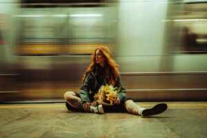 Elana Dara lança o EP “Perfumes & Cigarros” e inaugura o capítulo “Olfato” de seu projeto sensorial; ouça agora