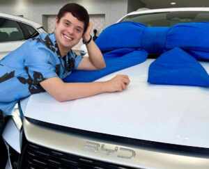 João Vitor de Paiva, com síndrome de Down, conquista o primeiro carro com o próprio trabalho