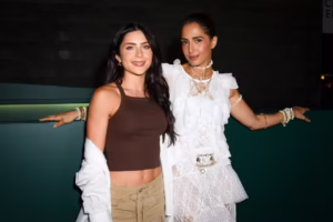 Camila Pitanga e Jade Picon posam juntas em evento fashion em São Paulo