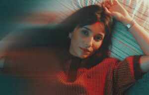 Laura Rogalli fala sobre a rotina de paixões avassaladoras no novo single “Calendário”