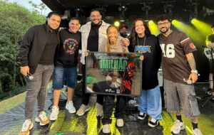 Mannda Lym recebe placa de 1 milhão de ouvintes mensais em cerimônia realizada em São Paulo