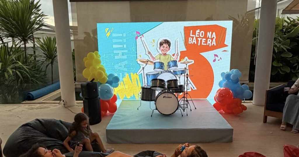 Léo, filho de Marília Mendonça, emociona ao tocar música da mãe na bateria