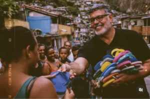 Alexandre Frota recolhe Havaianas descartadas e doa chinelos a pessoas carentes