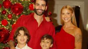 Andressa Suita aposta em look deslumbrante para comemorar o Natal em família