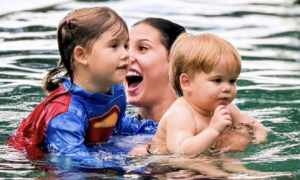 Ana Castela diverte as filhas de Zé Felipe em momento fofo na piscina