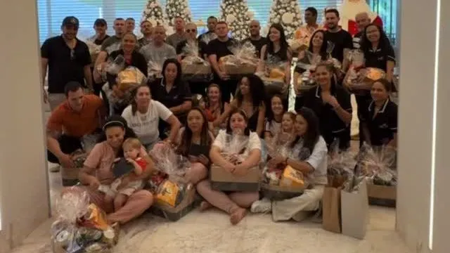 Virginia Fonseca encerra o ano com confraternização especial para funcionários em sua casa