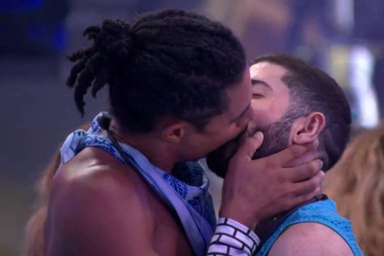 Marcelo e Breno dão primeiro beijo do BBB 26 em festa - Foto: GloboPlay