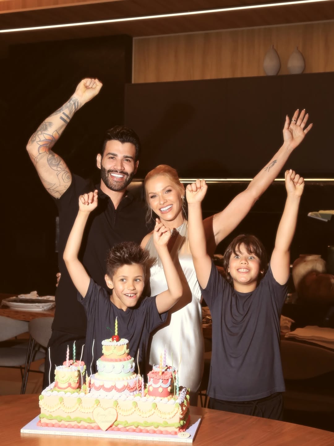 1769038767 358 Andressa Suita faz festa de aniversario em casa com bolo 1