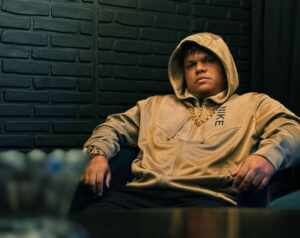 Mc Delux comemora aniversário e sucesso global do mandelão