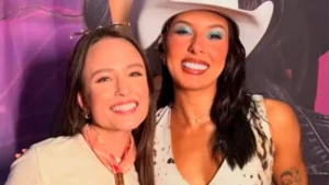 Ana Castela se emociona com visita surpresa de Larissa Manoela em show