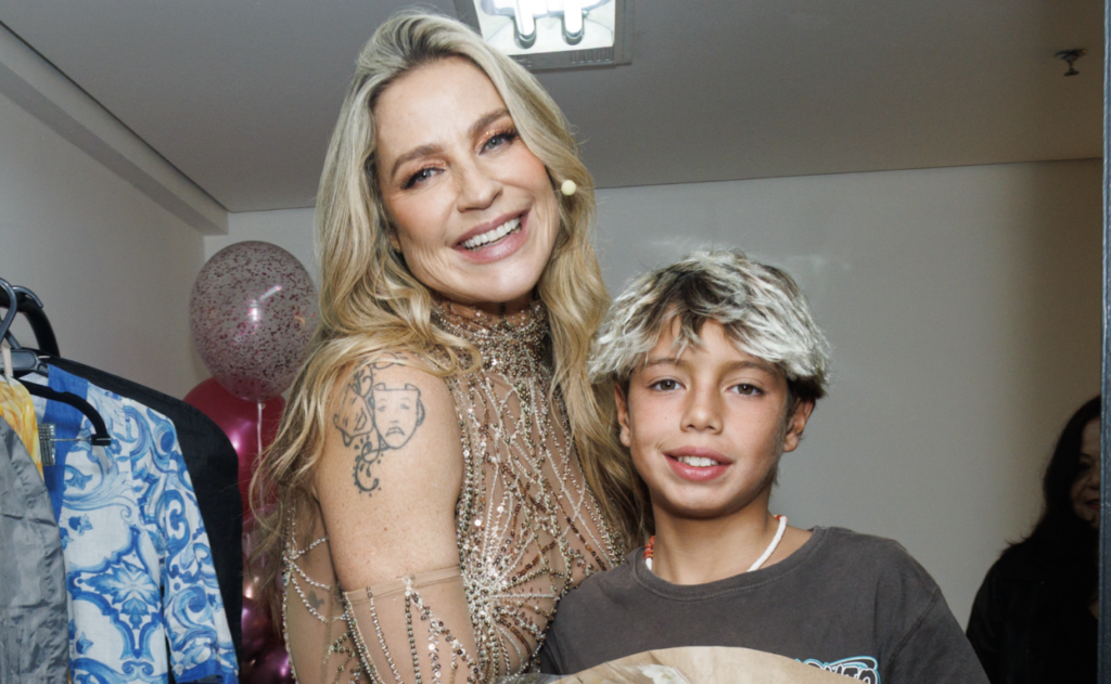 Luana Piovani recebe flores do filho Dom e carinho de amigas na estreia da peça em SP - Foto: Clayton Felizardo Brazil News