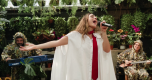 Sofia Brasil emplaca duas músicas autorais entre as mais tocadas nas rádios do Brasil em 2025