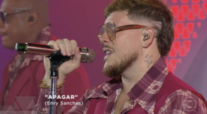 Ferrugem apresenta novo álbum no Fantástico e se arrisca no skate com Leticia Bufoni