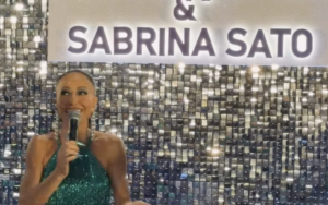 Sabrina Sato participa de ação de samba e bem-estar no barracão da Vila Isabel