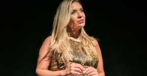 Elis Justi faz show no Villa Country em São Paulo